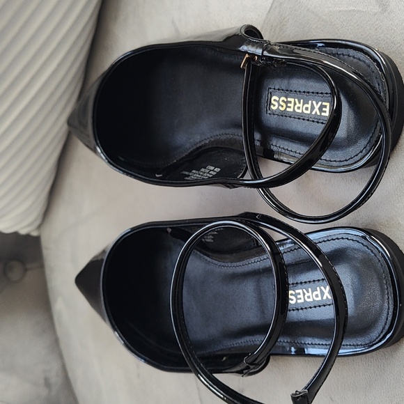 Pointed Toe Flats with Ankle Strap-Size 8 - Picture 3 of 3